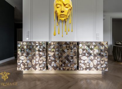 Išskirtinė komoda su metalizuotais dekorais