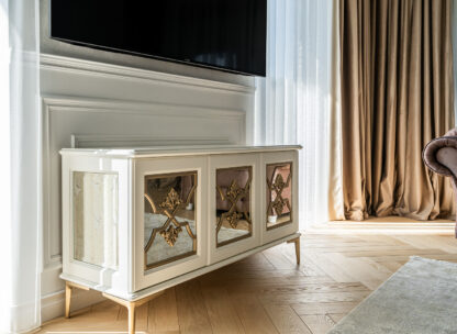 Modernios klasikos komoda su veidrodžiais ir drožiniais