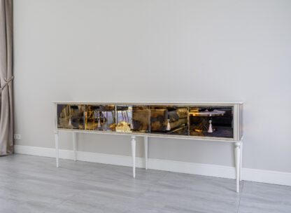 Komoda su charakteringais veidrodžiais