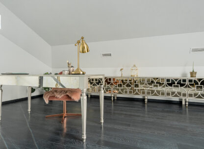 Modernios klasikos komoda  ir stalas (gali būt užsakomi atskirai)