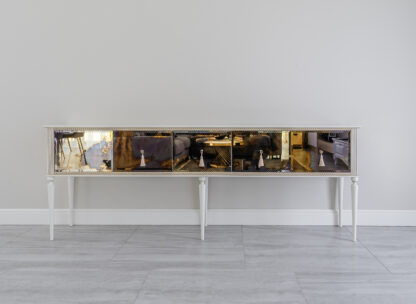 Komoda su antikiniais veidrodžiais